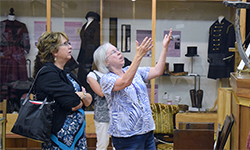 woman explainig museum exhibit